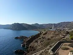 Vista del faro desde las antiguas baterías de defensa.