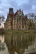El ábside reflejada en el Feuersee