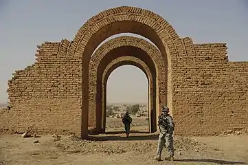 Arcos reconstruidos del palacio de Assur