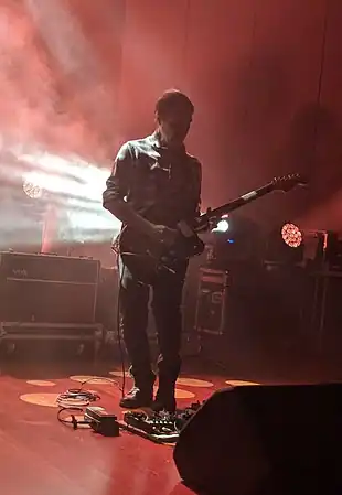 Florent actuando con Los Planetas en La Coruña, 22 de diciembre de 2017.