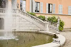 Fuente y escalera de la fachada sur.
