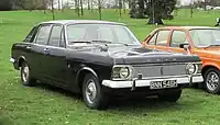 Ford Zephyr 6 Mark IV, versión de lujo a la que se le añadió una rejilla simulada entre los faros