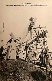 Representación en una postal de la exhumación de un sarcófago durante las excavaciones arqueológicas.
