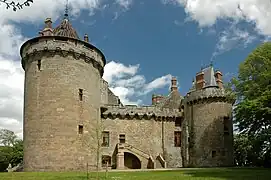 Matacanes bretones con dinteles sobre ménsulas fuertemente molduradas, decoradas con trilobulados délardés en un arco apuntado casi conopial, château de Combourg.