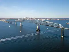 Key Bridge mirando hacia el noreste con Sparrows Point y la acería y los astilleros de Bethlehem Steel Corporation del sureste del condado de Baltimore en la distancia, febrero de 2018.