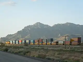 Un tren de vagones pozo en Arizona, que transporta contenedores en apilamiento doble