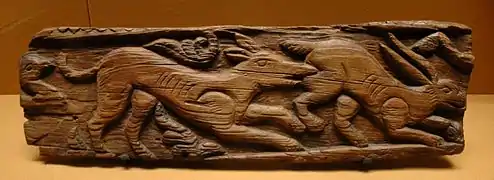 Talla en madera con perro y liebre, procedente de Egipto (siglo&nbsp;VIII o IX).