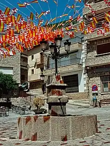 Fuente de piedra con cuatro chorros y un pilón. Encima cuenta con una farola en la que hay atadas muchas banderas de España y de Castilla y León. Estas banderas van desde la fuente hasta el final de la plaza en todas las direcciones, por lo que forman un abanico completo