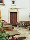 entrada al salón de frescos en el patio interior