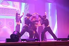 La vedette Paca La Piraña haciendo un número musical inspirado en SloMo durante la gira Gran Hotel de las Reinas de Drag Race España 2022