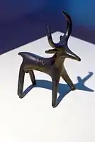 Pequeña escultura en bronce representando un ciervo de la cultura de Hallstatt datado entre el siglo VII y VI&nbsp;a.&nbsp;C.