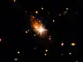 Colas de marea en forma de arco en la galaxia 3C186