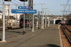 Andén central de las vías TIENE y B y remas Z 20500 en espera de la salida.