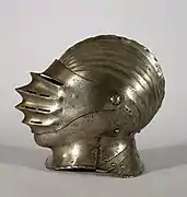 Casco cerrado de estilo Maximiliano del siglo&nbsp;XVI