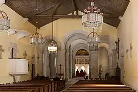 Interior de la nave añadida con el oratorio original al fondo