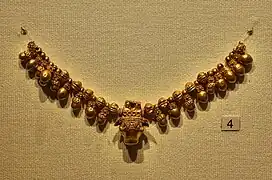 Collar de oro del siglo V&nbsp;a.&nbsp;C. Museo Arqueológico Nacional de Atenas.