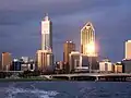 108 St Georges Terrace al atardecer, junto con Central Park y el edificio AMP
