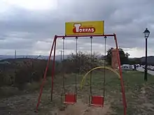 Gronxador publicitari de xocolates Torras en estat original, situat a Lluçà (març del 2008)