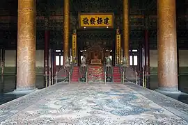 Trono del emperador de China en el pabellón de la Suprema Armonía de la Ciudad Prohibida de Pekín (siglo XV, reconstruido en varias ocasiones).