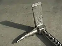 La azuela y la punta de un típico barra Halligan