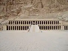 Fachada porticada del templo de Hatshepsut. Dinastía XVIII de Egipto, siglo XV a. C.