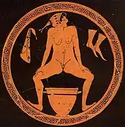 Mujer orinando en un skyphos. Tondo de un kilix típico de la cerámica de figuras rojas, hacia 480 a. C. Neues Museum de Berlín.