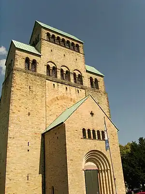 Catedral de Santa María de Hildesheim (compárese el hastial que remata la fachada de la portada con el remate de la torre posterior).