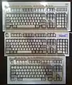 Teclados modelo M de IBM y UnicompDe arriba a abajo:•&nbsp;IBM de 1986 (P/N&nbsp;1390131, logo cuadrado)•&nbsp;Teclado ahorrador de espacio Unicomp de 2011(P/N&nbsp;UNIZPHA)•&nbsp;Teclado ahorrador de espacio IBM de 1991 (P/N&nbsp;1392934)