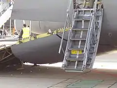 Escalera para acceso del personal en la parte delantera del avión.
