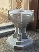 Pila bautismal de mármol en el interior de la iglesia