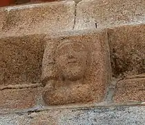 Iglesia de Mouçós con rostros humanos en sus modillones