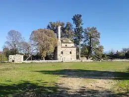 Vista lejana de la mezquita desde el oeste.