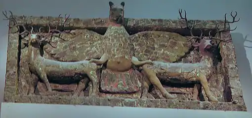 Relieve de Imdugud (Zu o Anzu, águila con cabeza de león) flanqueado por dos ciervos, trabajo en plancha de cobre procedente del templo de Ninhursag en Tell al-Ubaid (c. 2500&nbsp;a.&nbsp;C.)