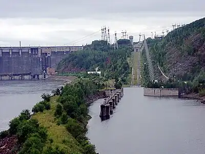 El plano inclinado de la presa de Krasnoyarsk es un tren cremallera eléctrico con un ancho de 9000&nbsp;mm (29'&nbsp;6,30"), lo que lo convierte en el ferrocarril de mayor ancho de cualquier tipo en el mundo