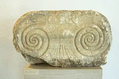 Capitel jónico, del siglo VI&nbsp;a.&nbsp;C.