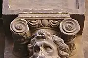 Capitel jónico de la puerta telamon del Hôtel de Bagis.