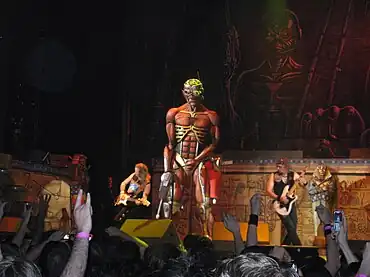 Eddie Cyborg durante la canción "Iron Maiden"
