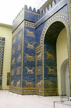 Reconstrucción de la Puerta de Ishtar (Babilonia, 575&nbsp;a.&nbsp;C.) en el Museo de Pérgamo (Berlín).