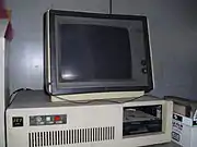 Un clónico compatible IBM PC de 1980 con una bahía de unidad de 5,25 pulgadas de altura completa que contiene una unidad de disquete de media altura de 5,25 pulgadas La otra mitad suele contener una segunda unidad o un disco duro.