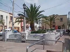 Una plaza pública con luz de día.