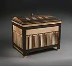 Cofre de joyas de Sithathoryunet; 1887-1813 a.C.; ébano, marfil, oro, cornalina, loza azul y plata; altura: 36,7&nbsp;cm; Metropolitan Museum of Art