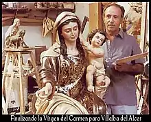 Moreno Daza en su taller con la Virgen del Carmen de Villalba del Alcor.