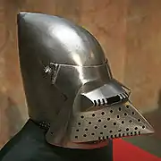 Casco de principios del siglo&nbsp;XV con visera