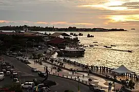 Vista del KK waterfront al ponerse el sol