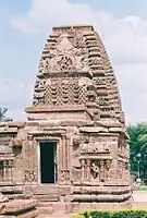 La decoración del templo Kasivisvanatha del siglo&nbsp;IX en Pattadakal incluye gavakshas en varias formas.