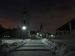 Vista nocturna del complejo