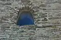 Ventana original con clave triangular