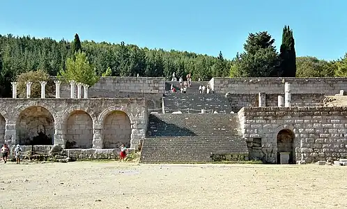 Ruinas del Asclepion de Cos. La escalinata lleva a la tercera terraza.