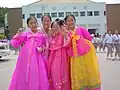 Alumnas vestidas con hanbok en 1999.