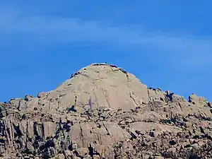 Cara sur del risco del Yelmo (1717&nbsp;m), uno de los más importantes de La Pedriza. Esta cara suele estar muy transitada por escaladores.